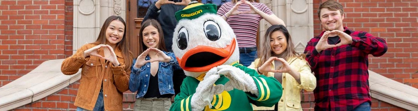 UO students and Duck throwing their O